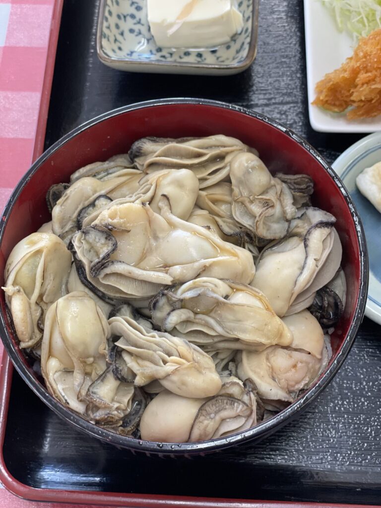 カキ丼の大量の牡蛎