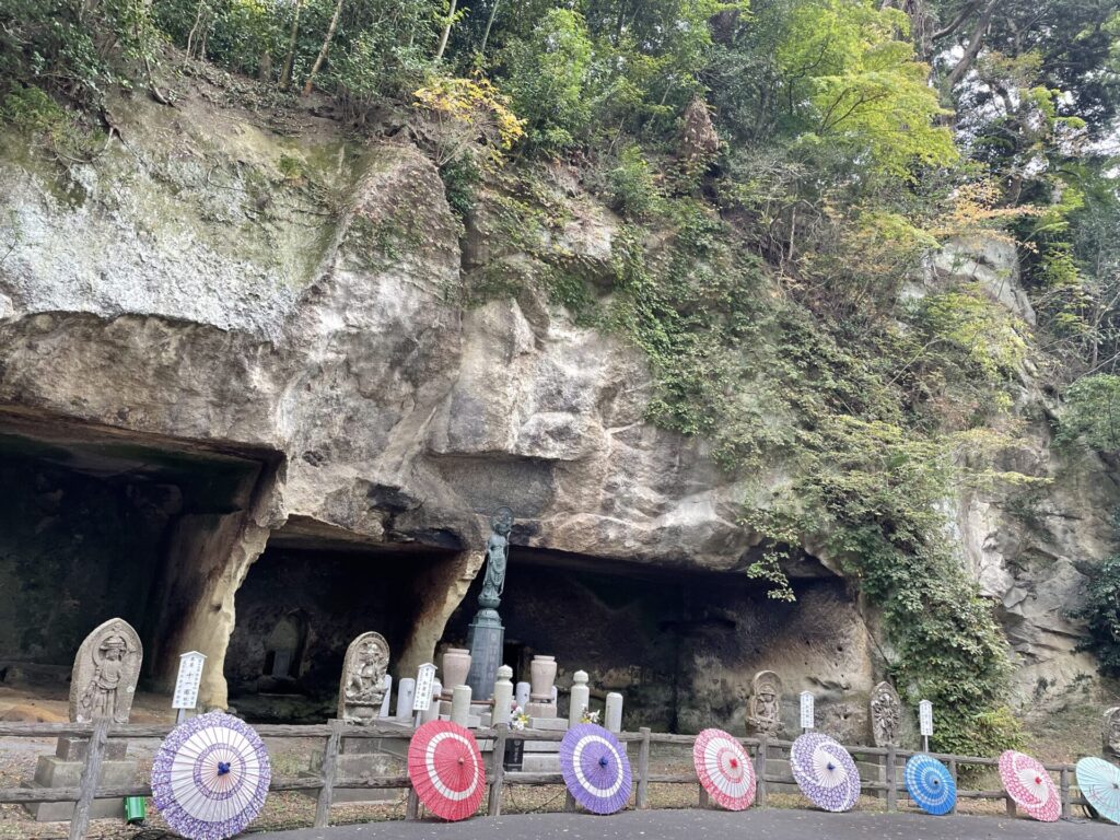 瑞巌寺内の洞窟にある仏像