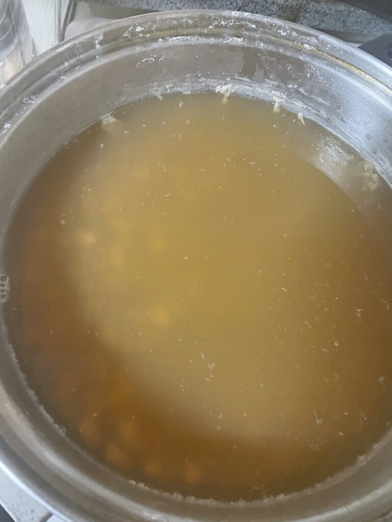 大豆を約3時間煮る