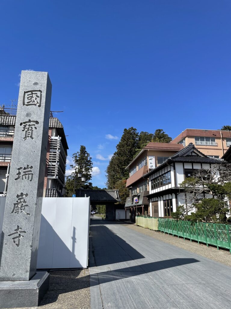 松島湾クルーズの乗り場前から見た瑞巌寺