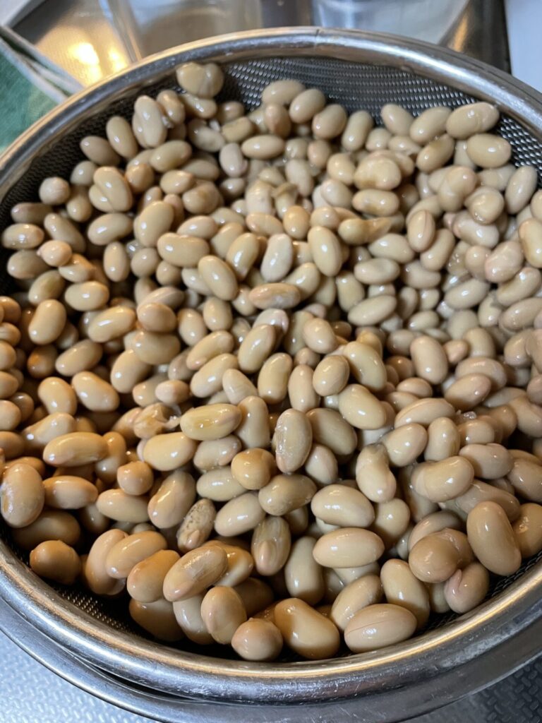 煮て柔らかくした大豆