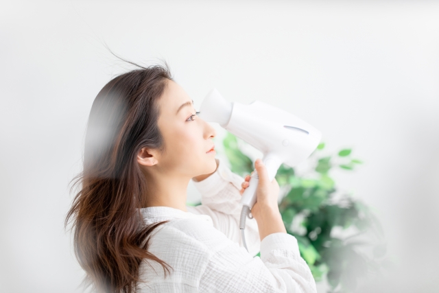 ドライヤーをかける女性