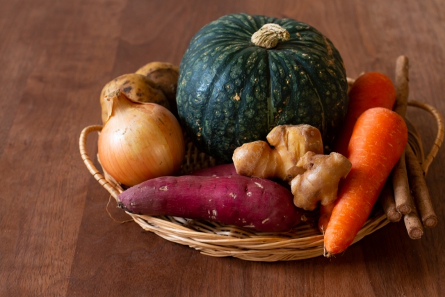 体を温める野菜（かぼちゃ，玉ねぎ，サツマイモ，ニンジン，ショウガ）