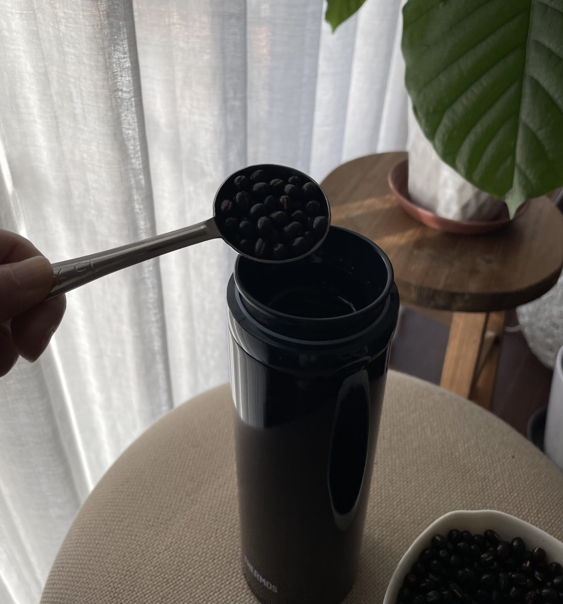 水筒に炒ったあずきを入れる
