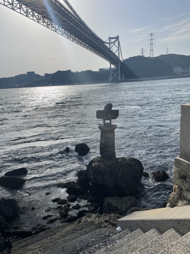 布刈神社の社殿すぐ目の前の海