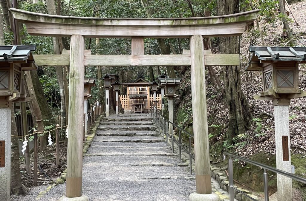 大神神社の摂社、神宝神社