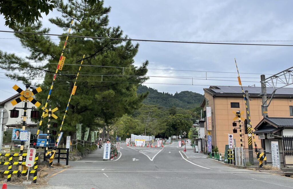 JR桜井線、三輪駅ちかくの踏切